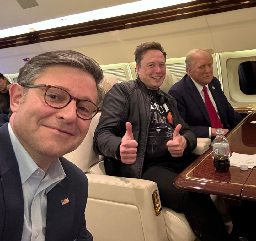 Musk, and others, on Air force One.